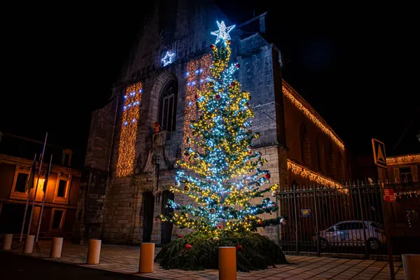 Sapin de lumière devant l'église, sur la place du village
