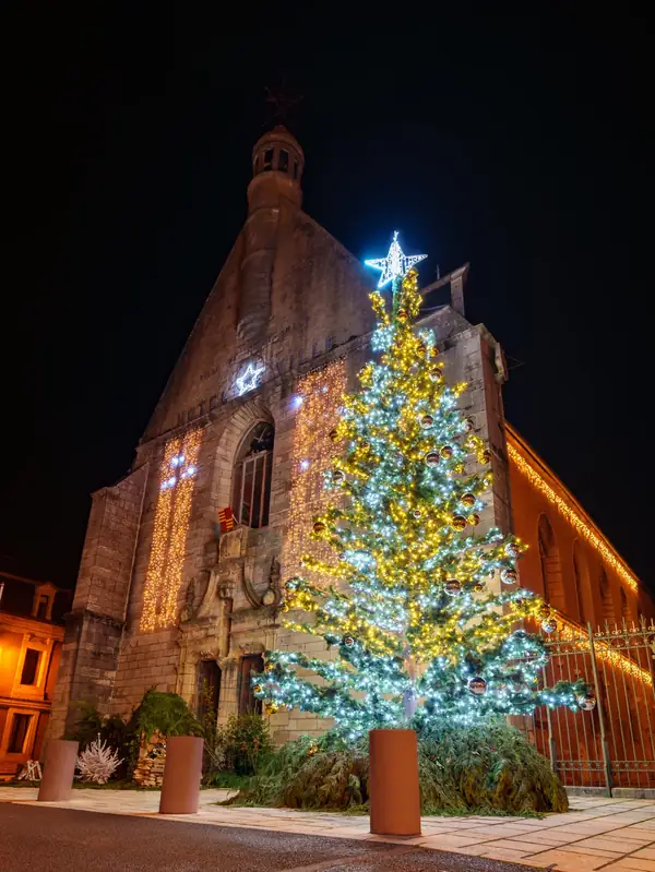 Sapin scintillant sur le parvis de l'église