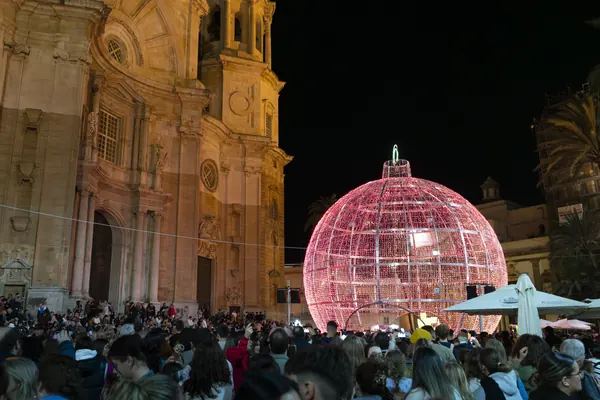 Boule monumentale devant la cathédrale, Cadix