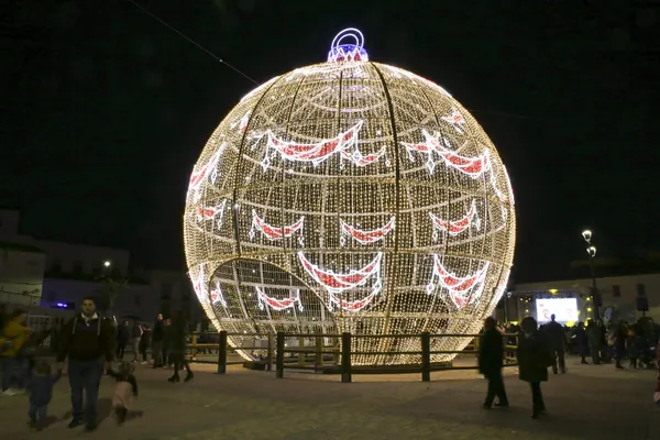 Boule dorée monumentale sur la place, Jerez