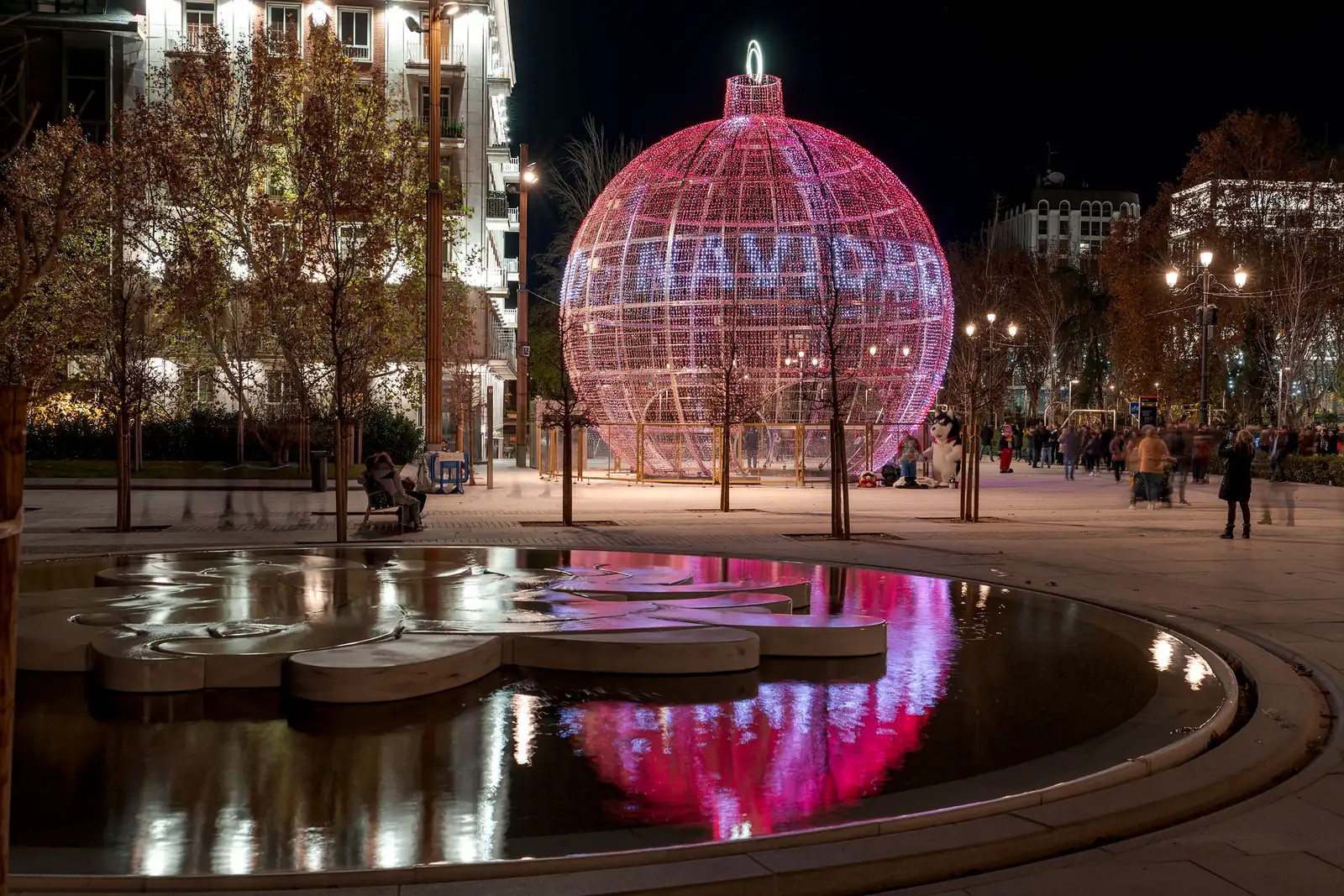 Boule monumentale « Navidad » au bord d'un bassin