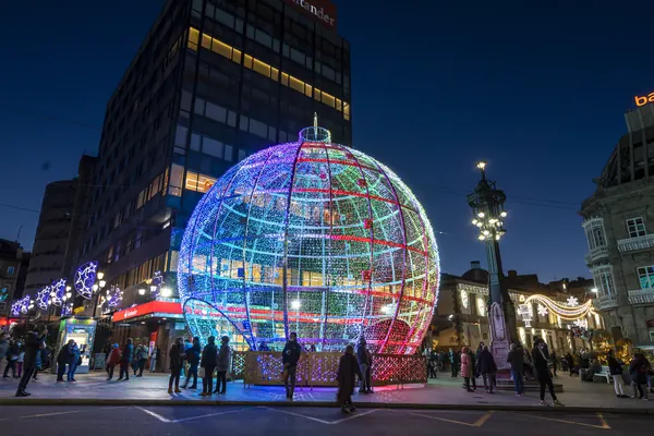 Boule monumentale abritant un sapin de lumière
