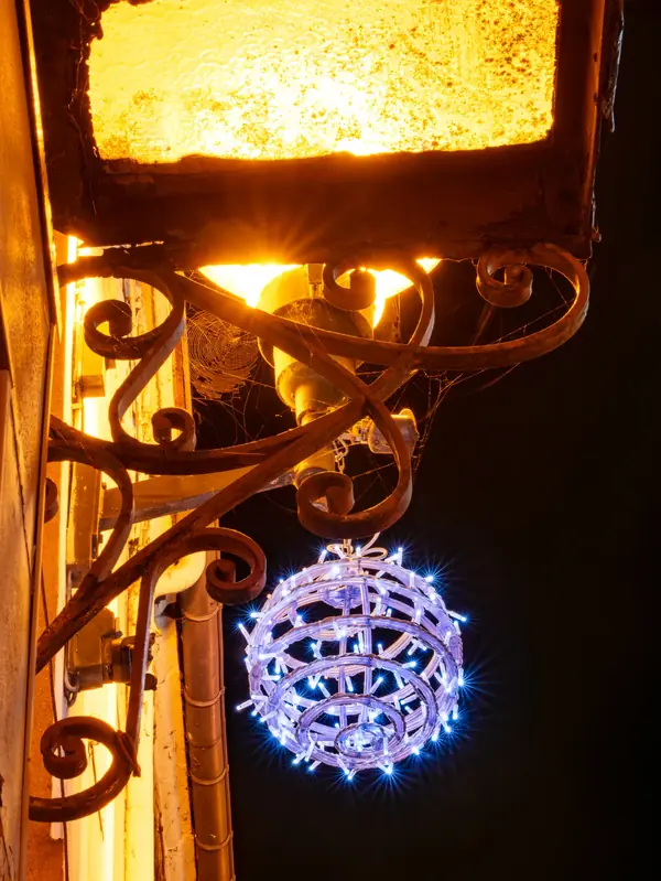 Boule de lumière sur lanterne de style