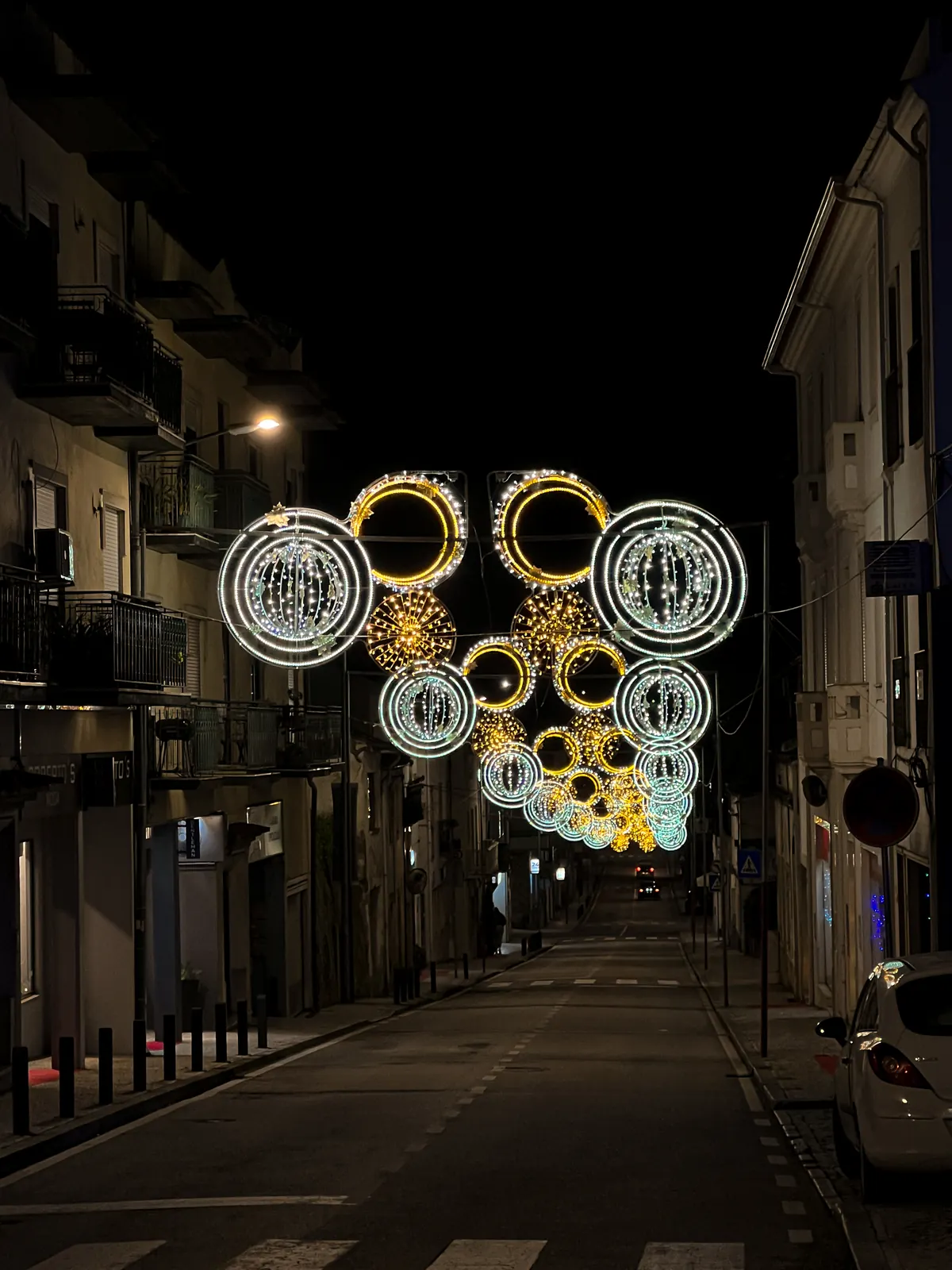 Cercles lumineux sur candélabres