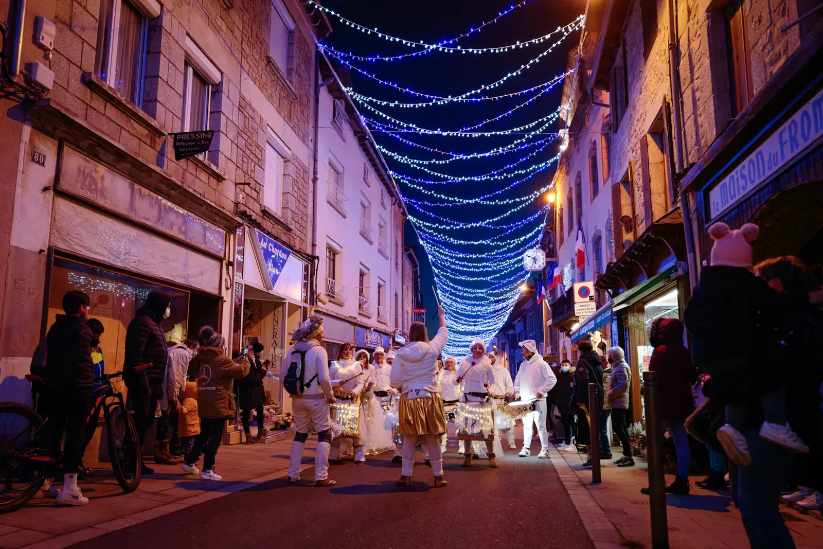 Traversées lumineuses Lumifête au-dessus d'une rue commerçante animée