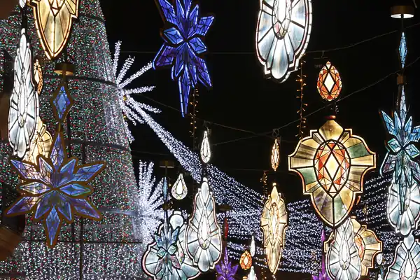 Étoiles et pendentifs EcoGreenLux autour du sapin
