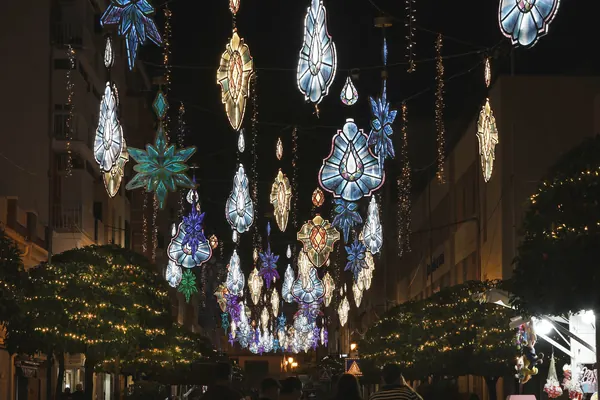Pluie de pendentifs vitrail au-dessus de la rue