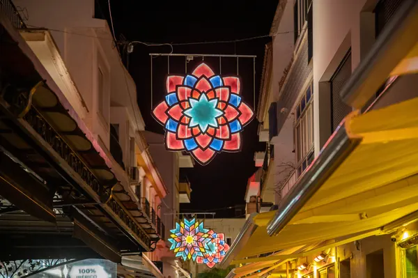 Rosaces EcoGreenLux au-dessus de la rue, Fuengirola
