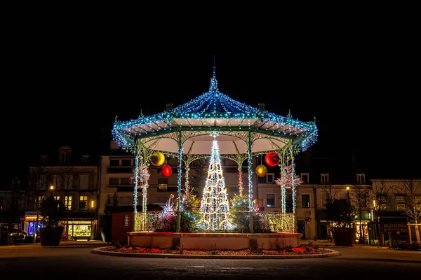 Kiosque à musique habillé pour les fêtes