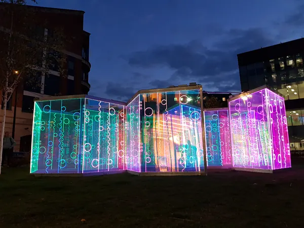 Labyrinthe de lumière irisé, Leeds