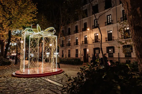 Paquet cadeau monumental sur la place
