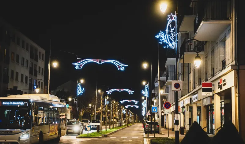 Traversées lumineuses de Noël au-dessus d'une avenue