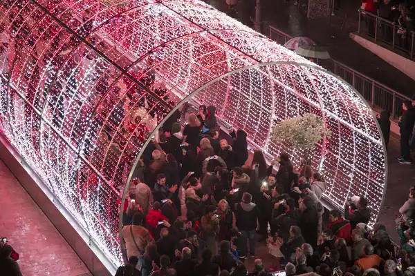 Tunnel rouge bondé un soir de fête, Puente Genil