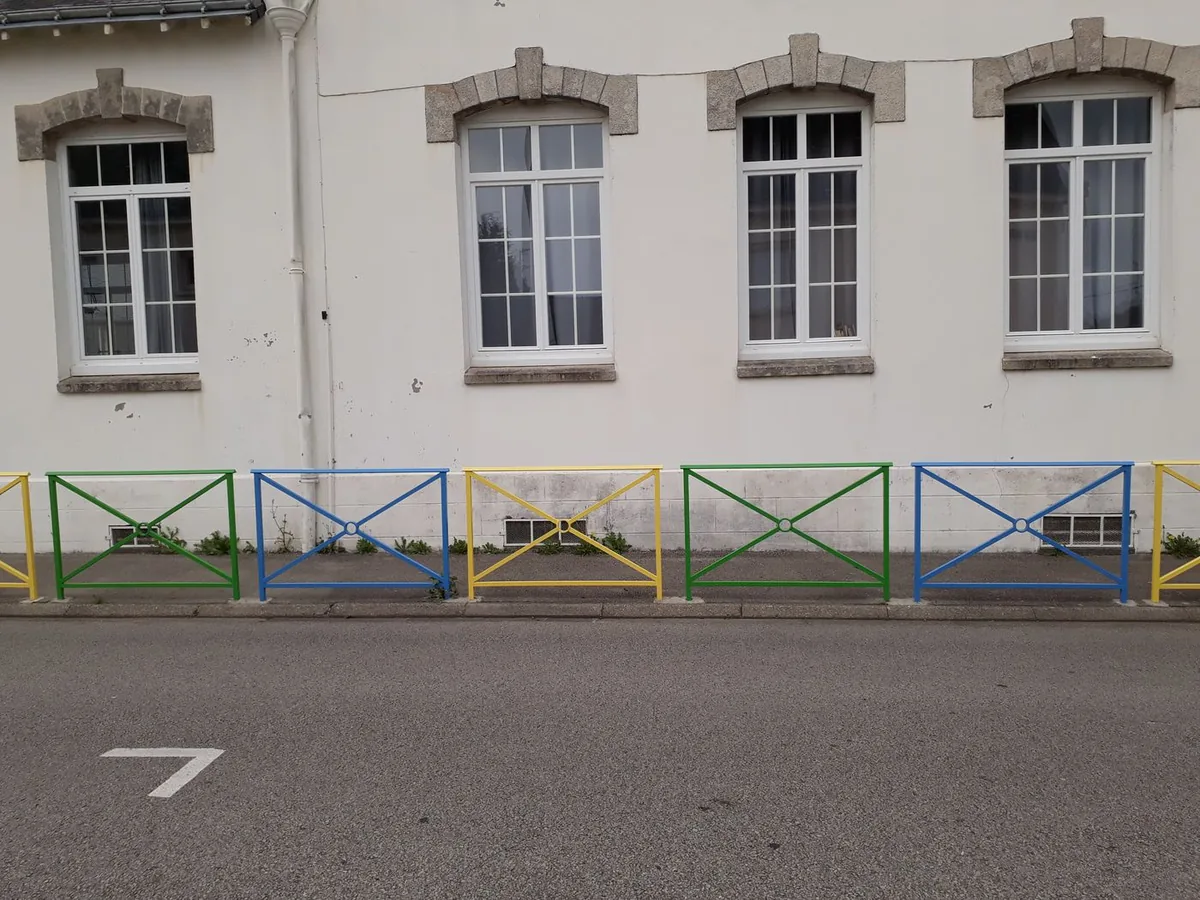 Barrières Alliance multicolores devant une école