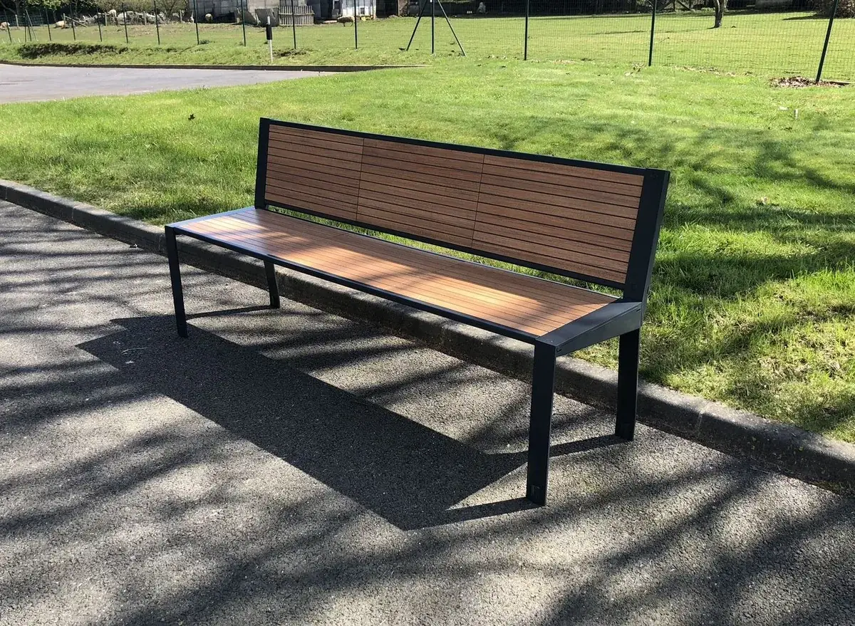 Banc Square aspect teck en situation