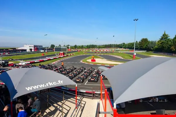 Piste de karting de Cormeilles-en-Vexin (95) : karting, aire de jeu éclairée par Speqtris (photo 1 sur 2)