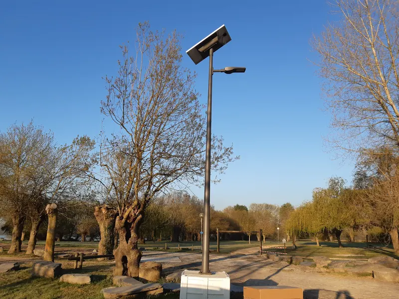 Candélabre solaire Combi Top 2 de jour sur le port Maillard à La Daguenière