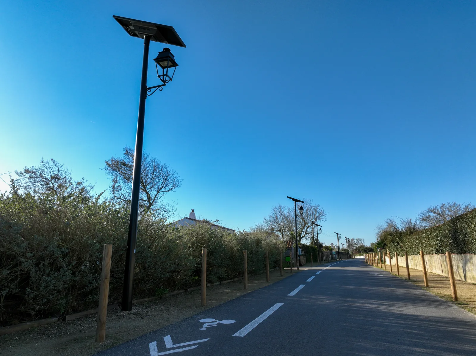 Candélabres solaires Novéa Combi Top 3 avec luminaires Vence le long de la rue des Chevrettes à Noirmoutier-en-l'Île, en plein jour