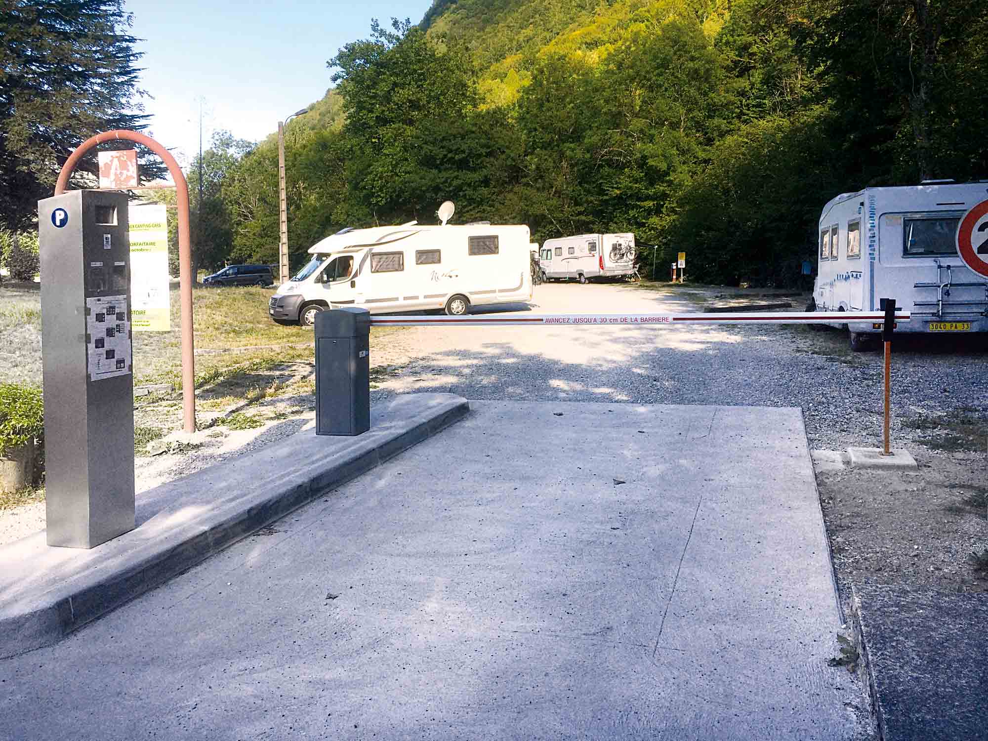 Borne de services Altekip sur une aire de camping-cars à Vicdessos
