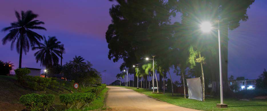 Candélabres solaires Novéa en fonctionnement de nuit