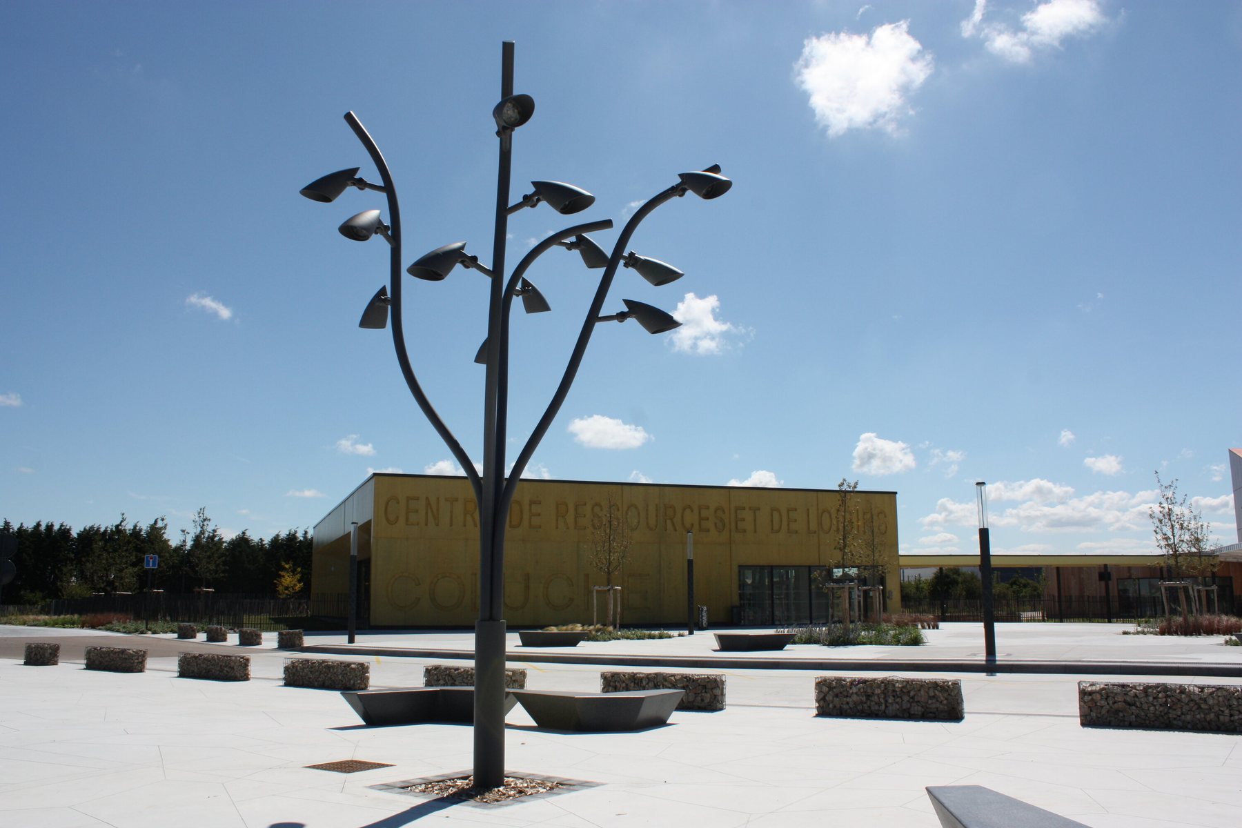 Colonne multifonction Arini Tree de Hess, en forme d’arbre, sur la place de la ZAC Coubertin à Calais