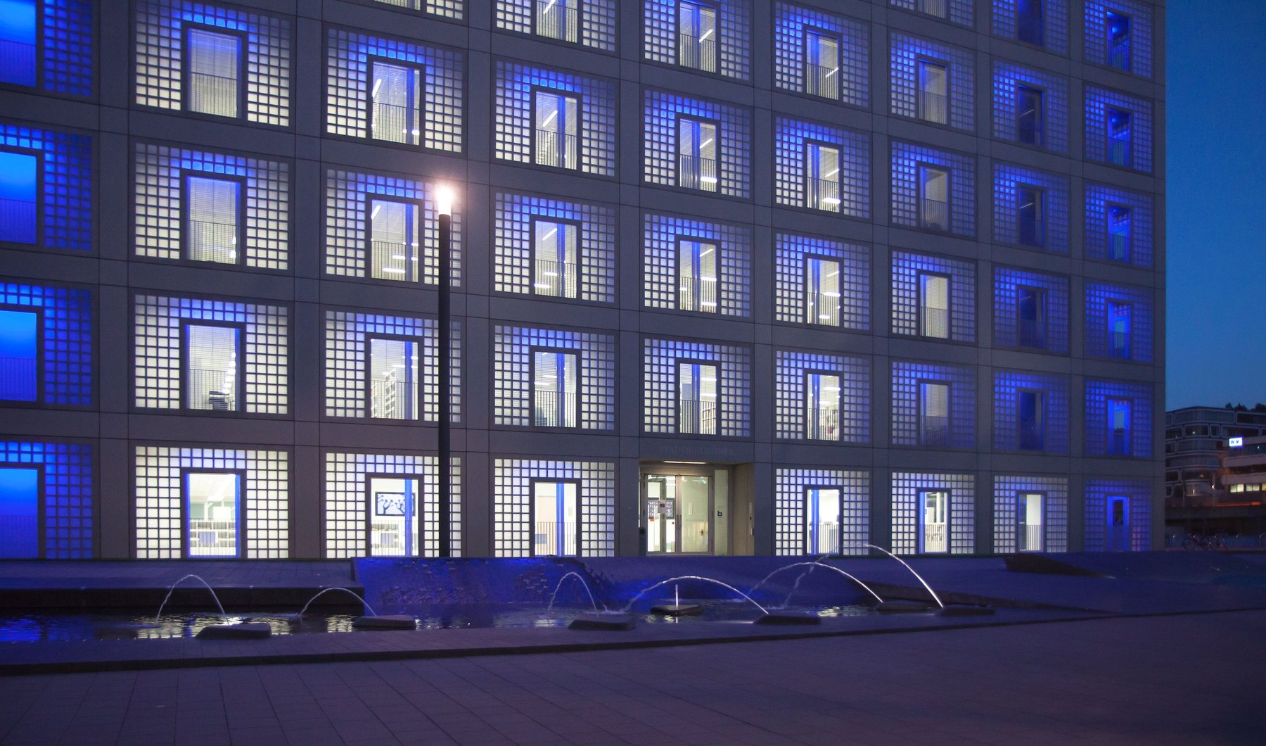 Colonnes modulaires City Elements 230 de Hess sur la Mailänder Platz à Stuttgart, façade éclairée en bleu