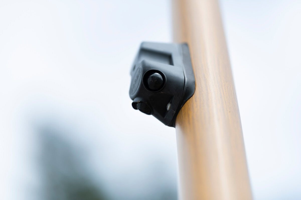 Détecteur SIR Wireless de LACROIX fixé sur un mât bois