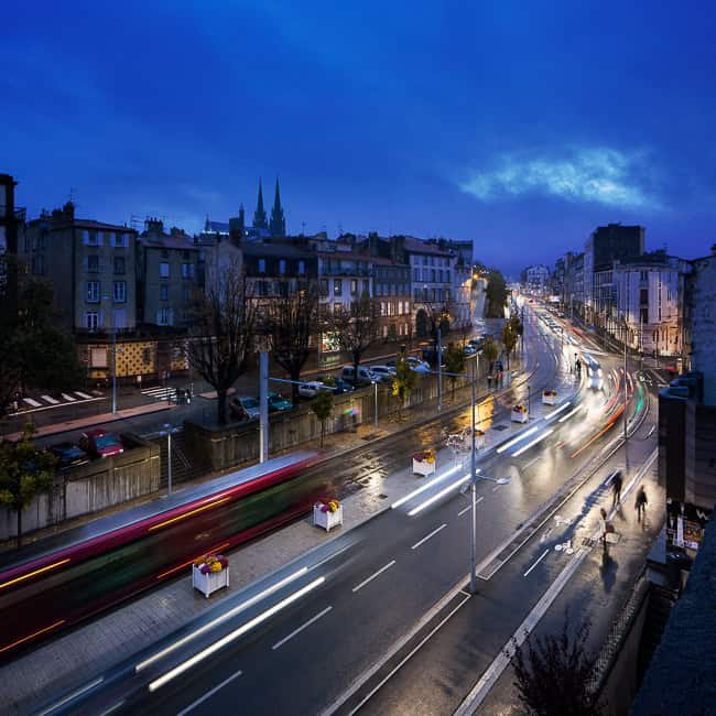 Avenue de Clermont-Ferrand de nuit, éclairage piloté par relais VIA