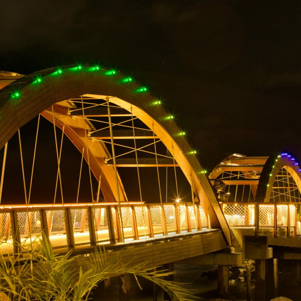 Passerelle Baie des Rois mise en lumière par LEC