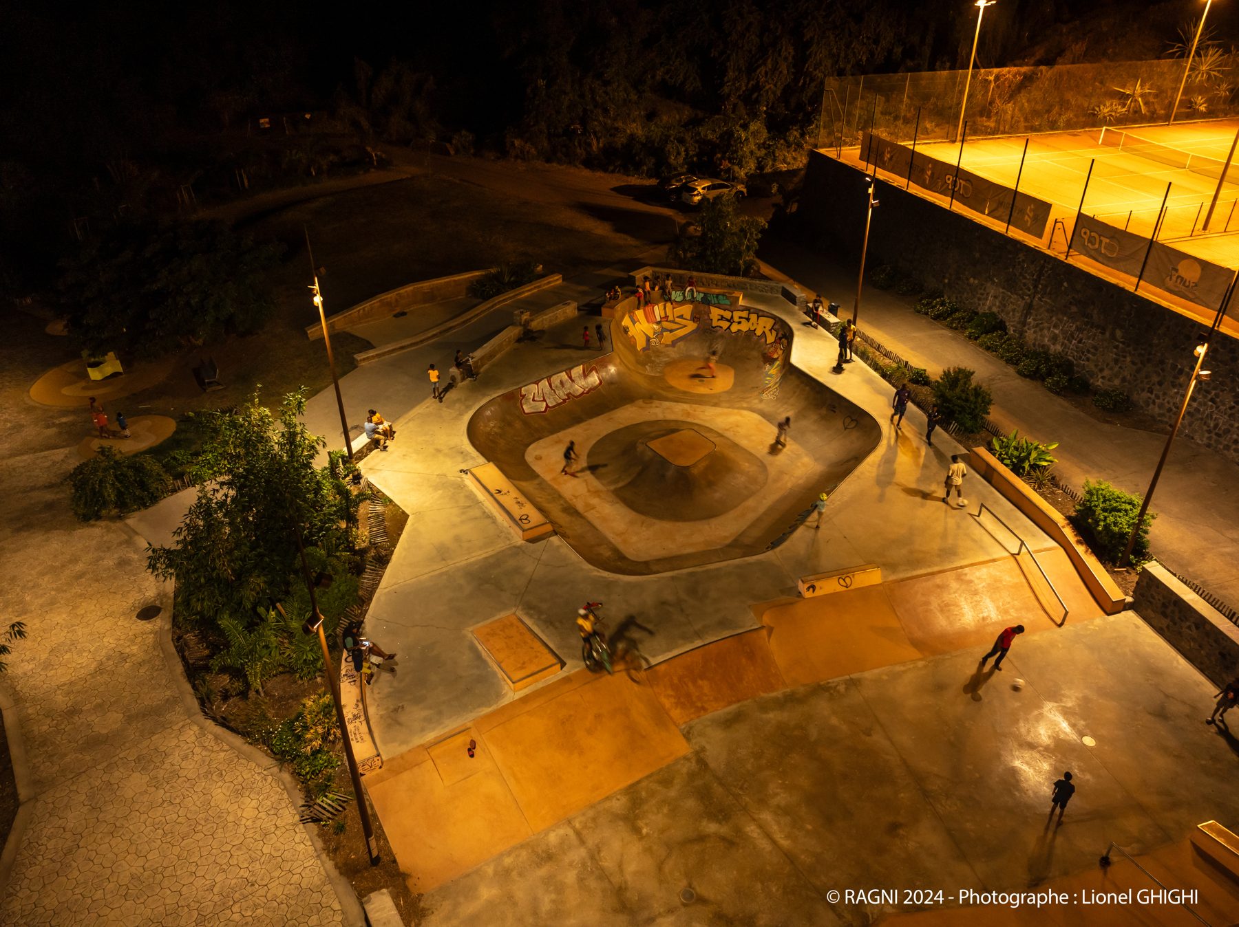Skatepark de La Possession éclairé de nuit par Ragni