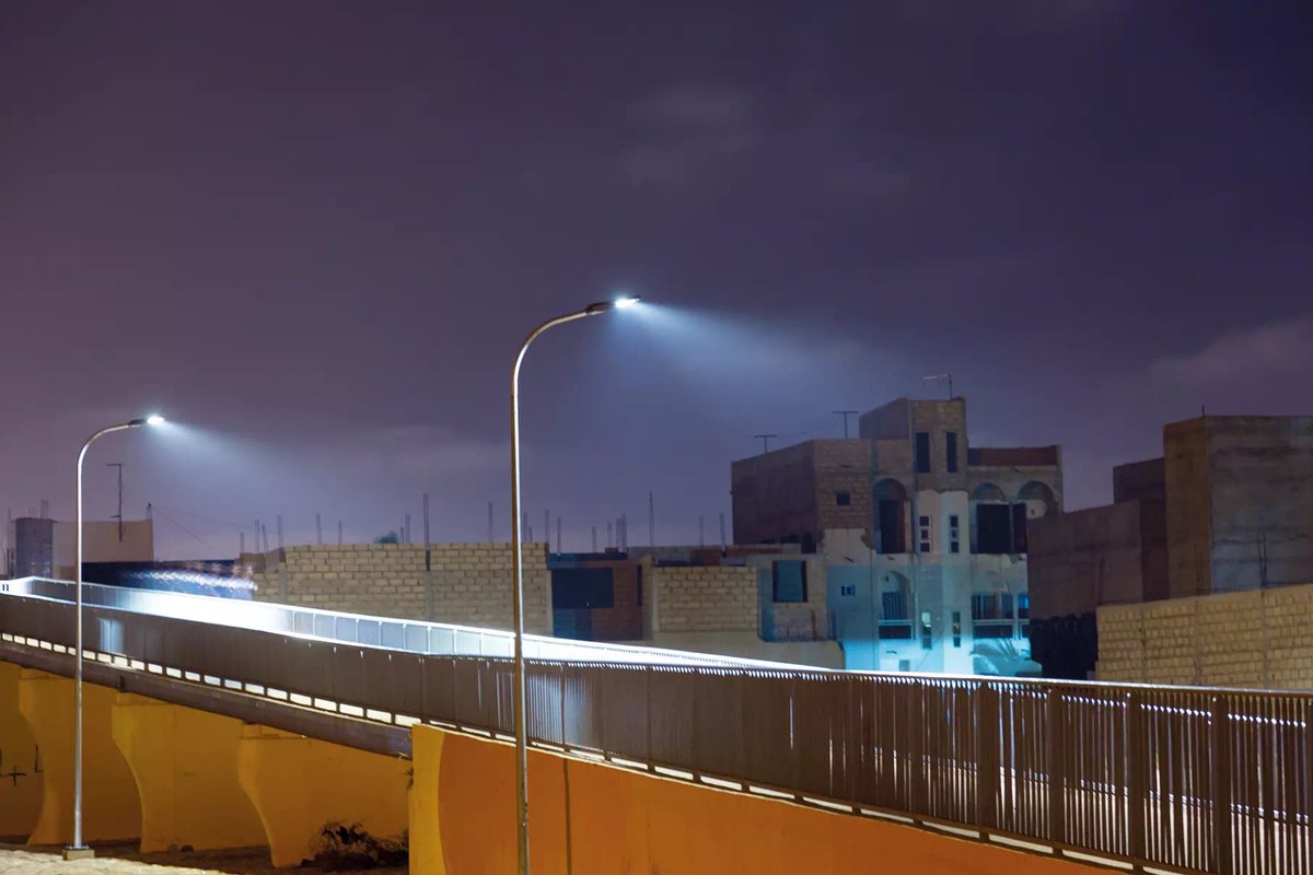 Luminaires fonctionnels Ragni Tekk éclairant un pont routier de nuit