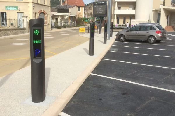 Borne arrêt-minute Statos devant des places de stationnement à Chatte