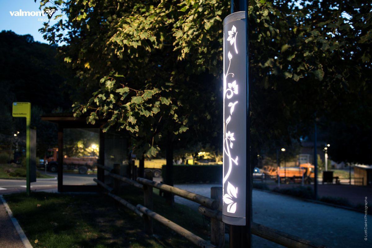 Masque lumineux 2.0 de Valmont à motifs floraux découpés, fixé sur un mât la nuit